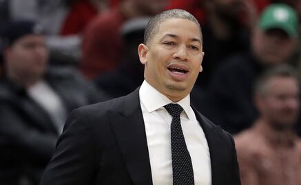 Tyronn Lue deja a los Cavaliers