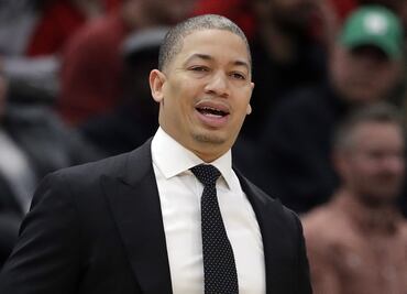 Tyronn Lue deja a los Cavaliers