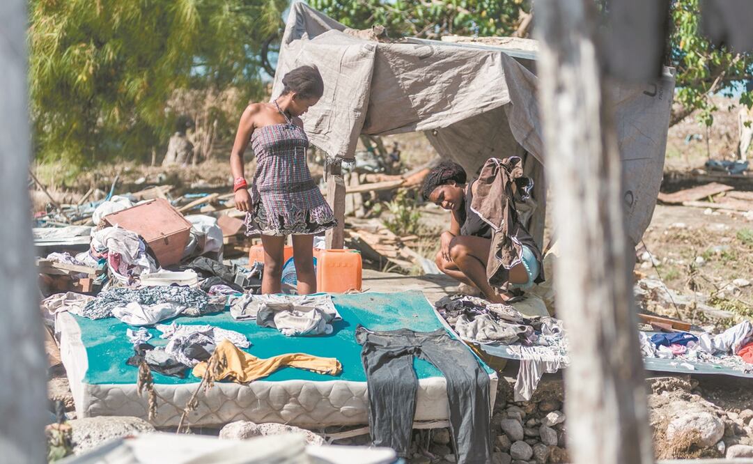 Damnificados del terremoto se hacinan bajo lonas en el exterior por miedo a réplicas. Foto: Reginald Louissaint. AFP
