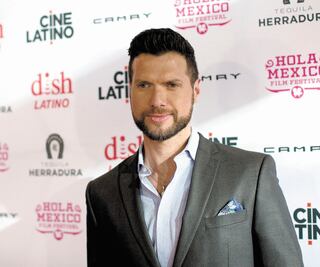 Mauricio desquita su voz en teatro