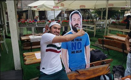 Esposa no lo deja ir a Rusia y sus amigos 'lo llevan' en un póster