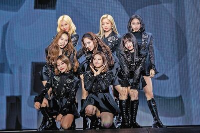 Twice ofrece un show lleno de color 