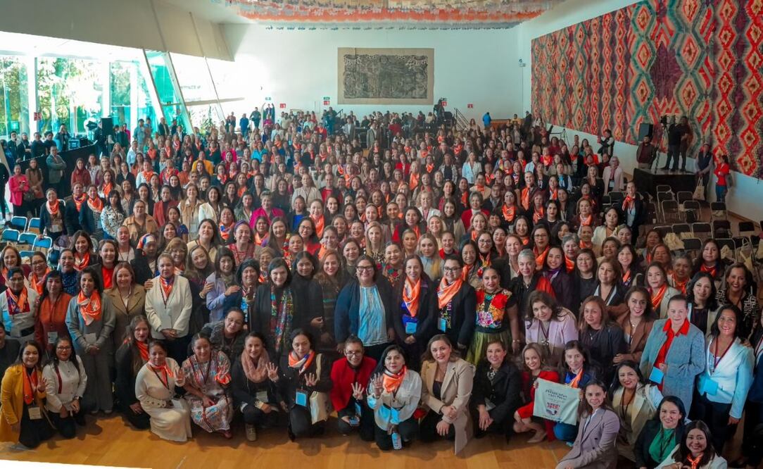 Más de 300 presidentas municipales y alcaldesas de todo México se reunieron en el primer encuentro nacional organizado por la Secretaría de las Mujeres, encabezado por Citlalli Hernández Mora. (16/12/24) Foto: X