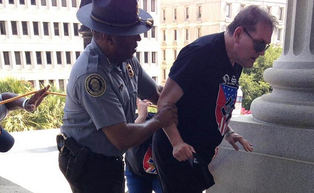 El oficial admitió estar sorprendido por la viralización de la foto y señaló que sólo fue uno de las decenas de uniformados que estaban ayudando a los manifestantes   Foto: @RobGodfrey