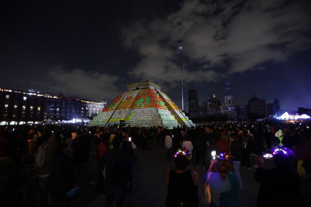 Encendido de la pirámide del Zócalo para el espectáculo El Pueblo Maya y Felipe Carrillo Puerto (FOTOS Gabriel Pano El Universal)