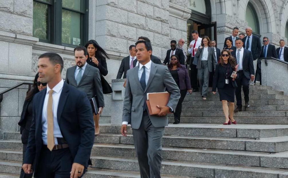 Un grupo de personas camina desde la fiscalía federal hasta el juzgado federal durante una audiencia de declaración de culpabilidad del fundador del cártel de Sinaloa, Ismael Zambada García, conocido como El Mayo, en el Tribunal de Distrito del Distrito Este de Nueva York, en Brooklyn, Nueva York, EE. UU., el 25 de agosto de 2025. García está acusado de dirigir una organización criminal, conspirar para cometer asesinatos y traficar cocaína, heroína y metanfetamina a través de la frontera con México. Foto: EFE