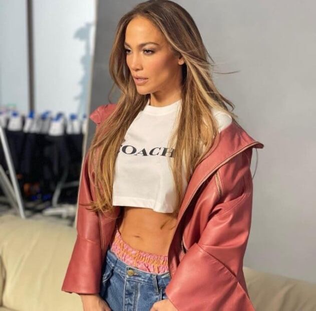 JLo se une a la tendencia de mostrar la ropa interior con jeans