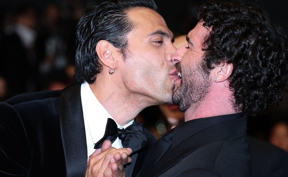 El director y guionista estadounidense Jordan Firstman besa al actor mexicano Diego Calva. Foto: Sameer AL-DOUMY / AFP.