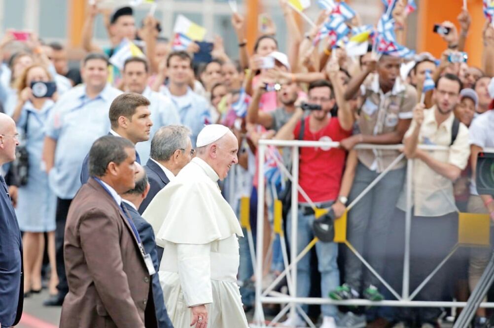 El Papa saluda a los cubanos que se congregaron ayer en las calles de La Habana para verlo pasar, en su camino del aeropuerto a la Nunciatura (ADALBERTO ROQUE. AP)