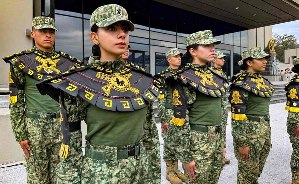 Uniformes que empleará la compañía Chimaltlalli del Heroico Colegio Militar en el Desfile Cívico Militar 2025. Foto: Defensa