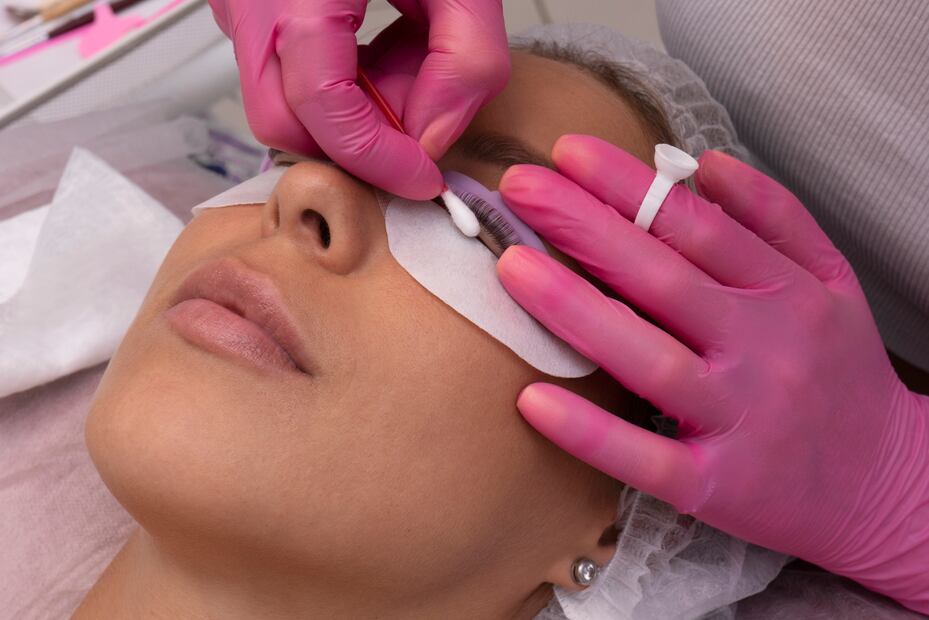 Existen tratamientos estéticos que realzan las estañas sin comprometer el bienestar de los ojos. Foto: Freepik
