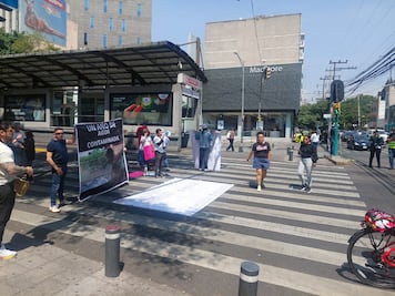 Vecinos de alcaldía Benito Juárez bloquean Insurgentes y Xola; exigen resultados de estudios a agua contaminada, caso ocurrido hace un año