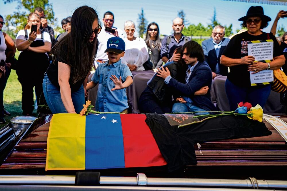 La viuda, hijo y hermana del militar venezolano Ronald Ojeda, durante el sepelio de éste en el cementerio de Canaán, en Santiago, el pasado 8 de marzo. Foto: Esteban Félix / AP