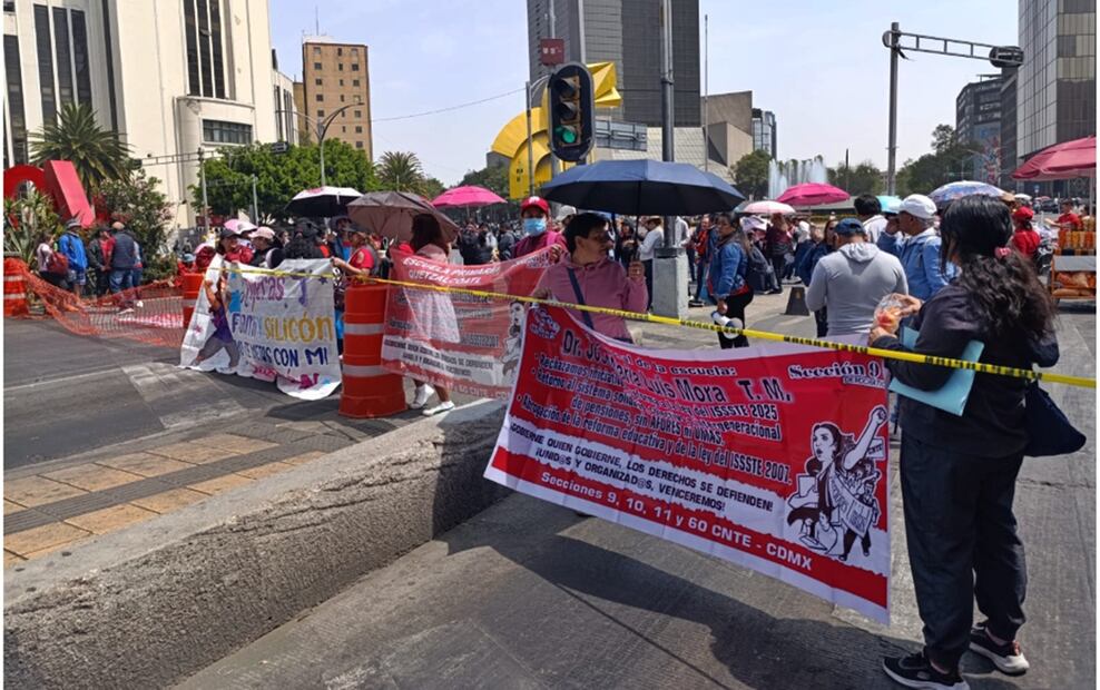 CNTE cierra la circulación en el cruce de Paseo de la Reforma y Eje 1 Poniente; así como también avenida Juárez. Foto: Juan Boites/EL UNIVERSAL