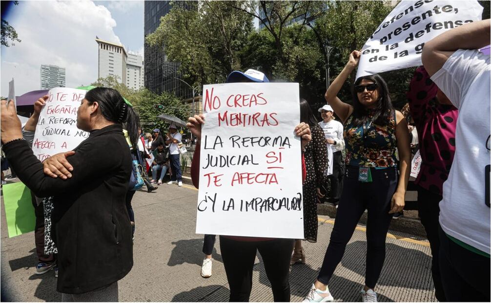 Colectivos a favor y en contra de la reforma judicial se manifiestan afuera del Senado de la República. Foto: Gabriel Pano/EL UNIVERSAL