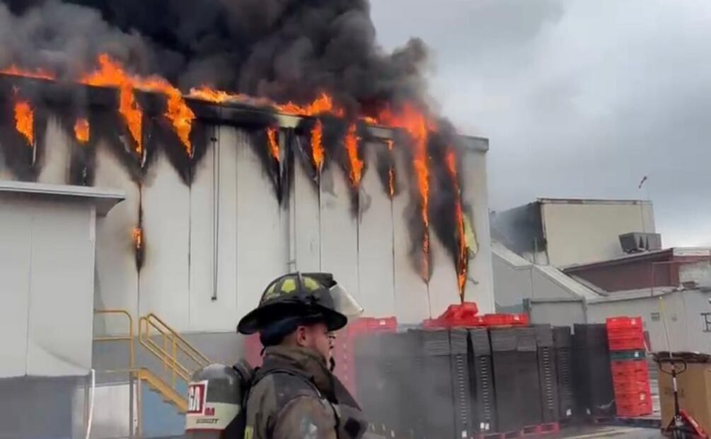 Evacúan a 133 trabajadores tras incendio en fábrica de Apodaca; no se reportan víctimas ni riesgo a la población. Foto: Especial