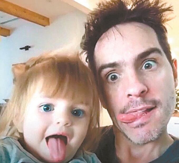 Mauricio Ochmann disfruta ser papá