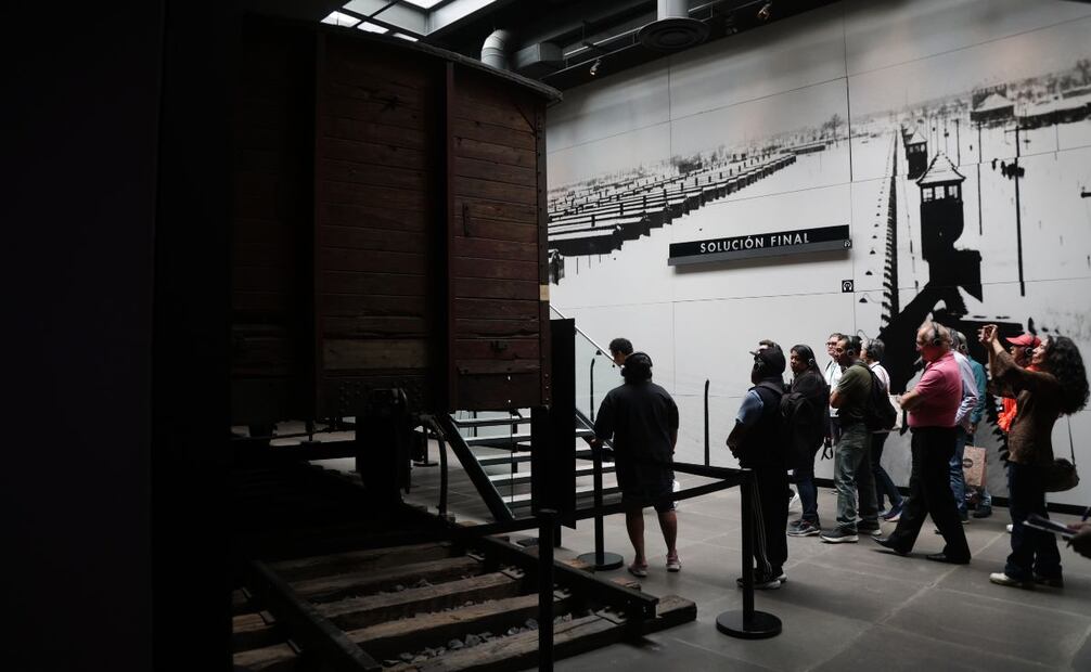Modelo del vagón utilizado para transportar víctimas del holocausto de 1933, ubicado dentro del Museo Memoria y Tolerancia.  |  Foto: Carlos Odín.