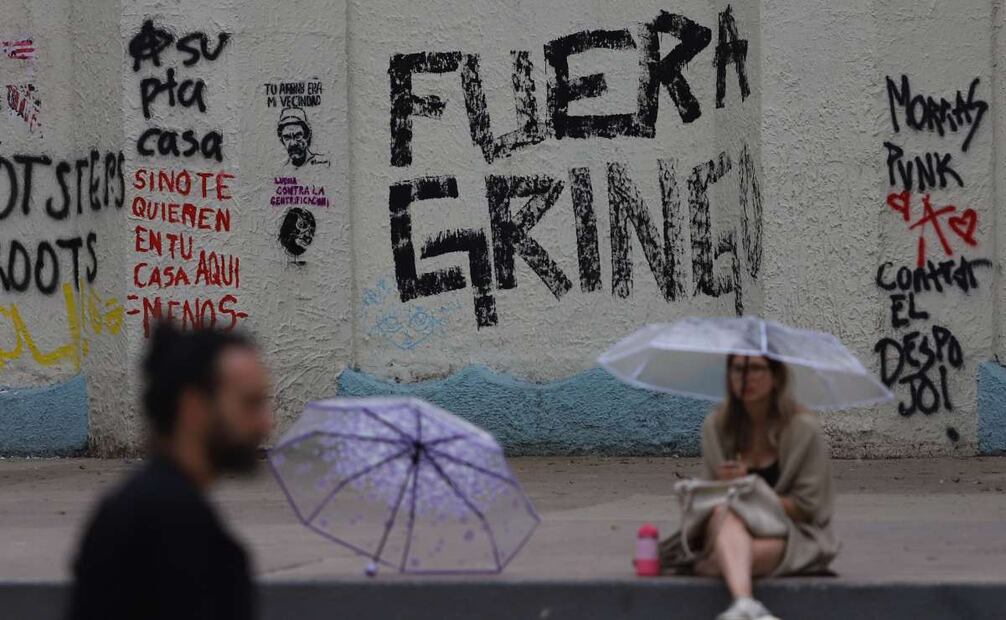 Pintas en contra de estadounidenses fueron colocadas sobre el Foro Lindbergh, en la Condesa, una de las zonas con mayor presencia de norteamericanos (07/07/25). Foto: Daniel Augusto/ Cuartoscuro