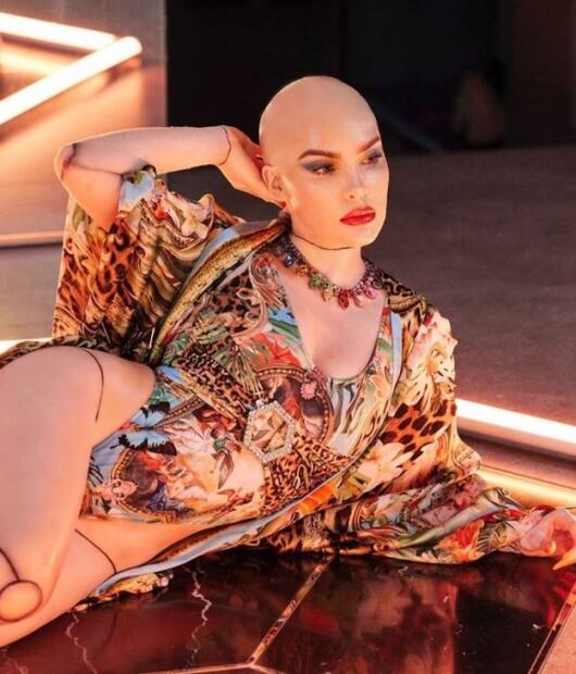 Belinda se convierte en un maniquí: deslumbra rapada y en traje de baño