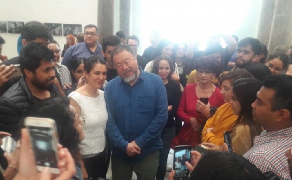 Ai Weiwei recibe aplausos y convive con mexicanos en el MUAC