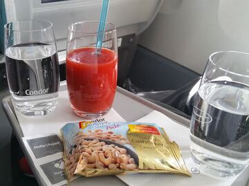 ¿Por qué el jugo de tomate sabe más rico en los aviones?