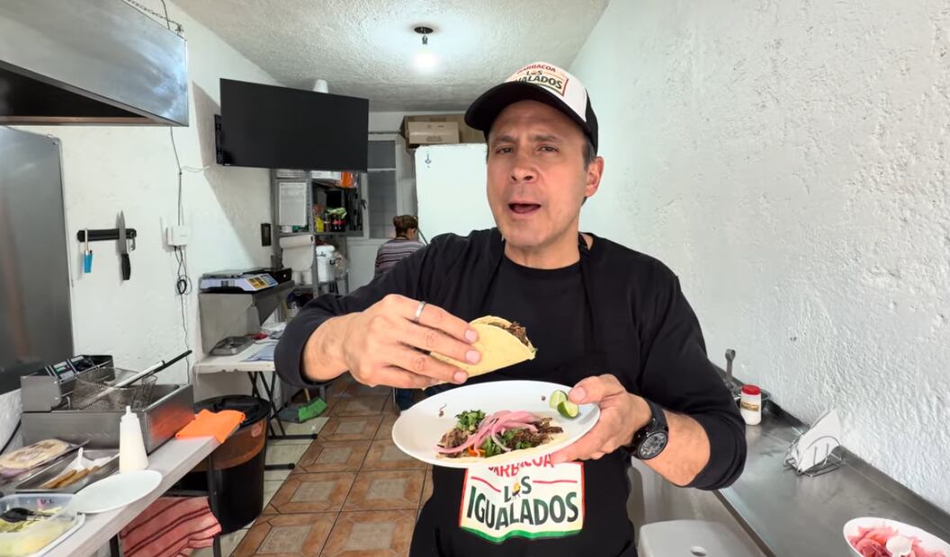 Ulises de la Torre abre "Los Igualados", su negocio de comida.
Foto: YouTube, vía
Marco Antonio Silva Oficial