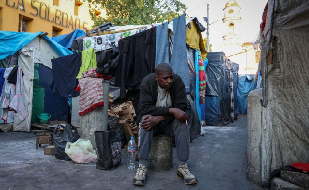 A Thierno le gustaría quedarse en México, pues la situación del Congo es “muy cruel”. Le ayudaría mucho que existiera un programa gubernamental para aprender español. FOTO: Luis Camacho.