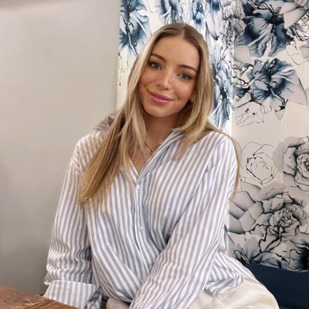 Joven enseña sencillo truco para una piel radiante y se hace viral