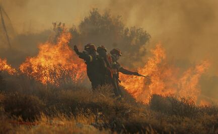 Incendios forestales amenazan zonas turísticas de Grecia y Turquía; autoridades evacuan a miles de personas