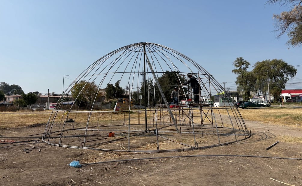 Artesanos de Cuautitlán en el Estado de México, construyen piñata gigante de 39 metros. Foto: Arturo Contreras