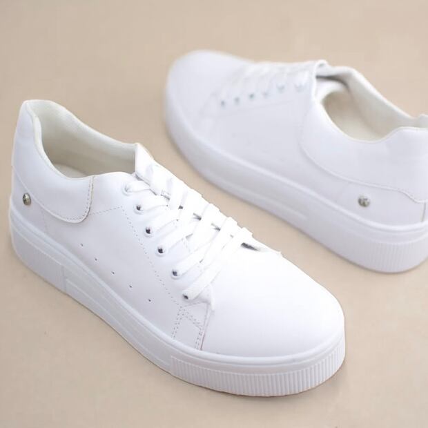 Los tenis blancos dan un giro urbano al boho. Foto: Instagram @loloshopgy