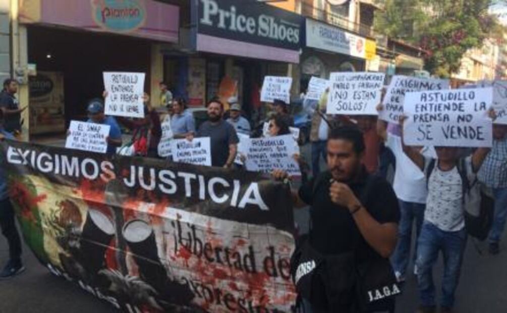 Reporteros marchan por retención de dos compañeros en Guerrero
