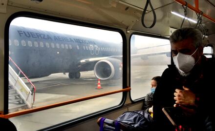 Avión con mexicanos evacuados de Ucrania realiza parada en Canadá