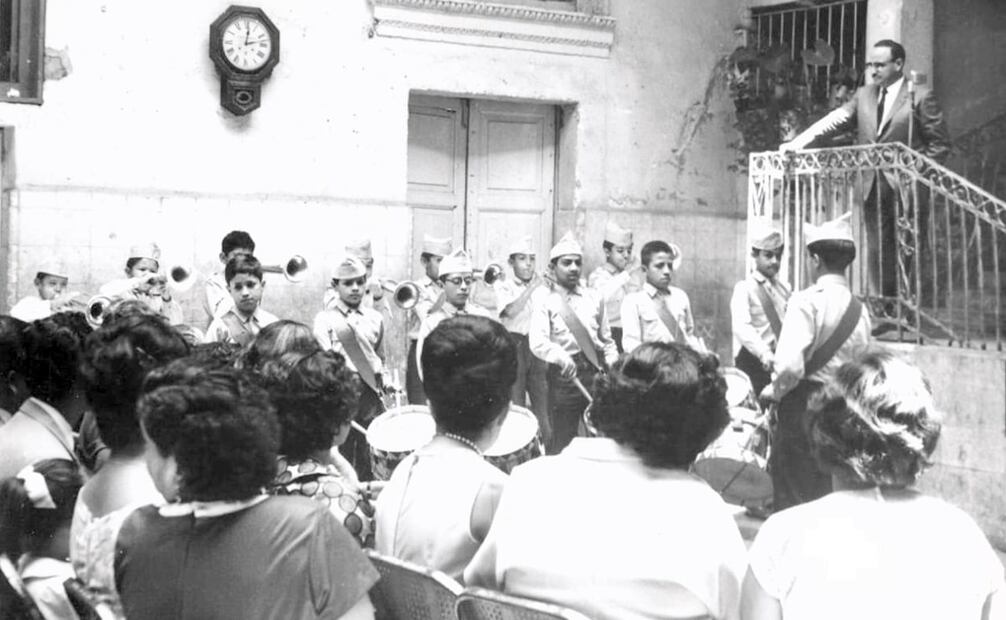 Santiago Ramírez Galicia en una ceremonia de la primaria Rodolfo Menéndez, junto a la banda de guerra escolar. Foto: Cortesía Santiago Ramírez Pérez/ESPECIAL.