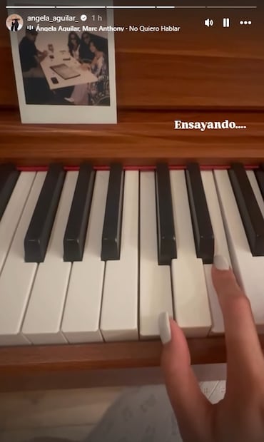 Ángela Aguilar toca el piano inspirada en una foto de su familia.
