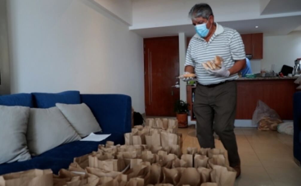 Mexicans give thank-you meal kits to healthcare workers fighting COVID-19