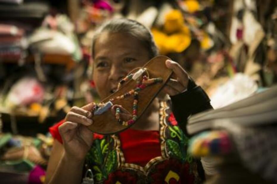 Mujeres llevan el calzado de Oaxaca a los pies del mundo
