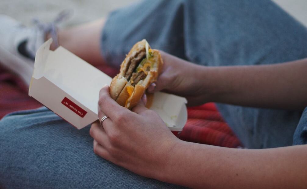 Kamberlyn dijo que comió hamburguesas cuarto de libra de McDonald’s con queso, pepinillos extra y que días después comenzó a sentirse mal. Fuente: Unsplash.com
