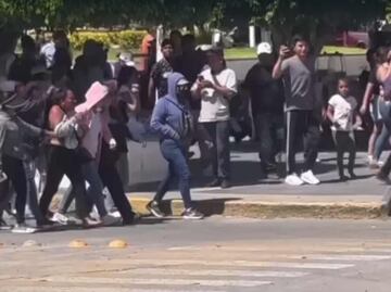 Padres de familia acusan a mujer de quedarse dinero de escuela en Ixmiquilpan; la golpean y obligan a caminar descalza