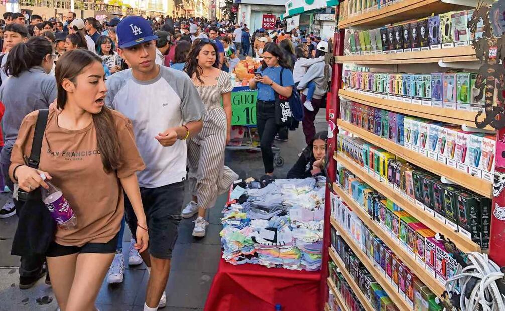 Pese a la prohibición, los vapeadores son vendidos abiertamente en puestos callejeros, en los cuales existe una amplia oferta de sabores de este producto. (16/04/2025) Foto: Diego Simón Sánchez | El Universal