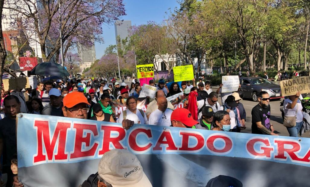 Locatarios de mercados públicos marchan  al Zócalo de la Ciudad de México, el 4 de marzo de 2025. Foto: Diego Simón Sánchez/EL UNIVERSAL