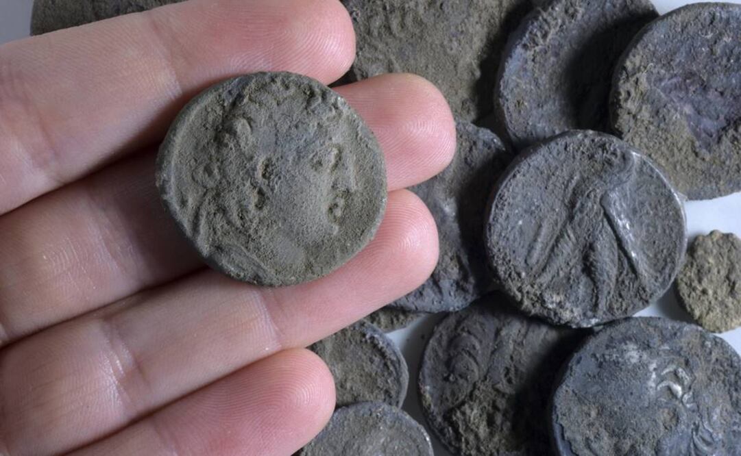 Los arqueólogos piensan que se trataba de los ahorros de un hacendado que los dejó enterrados y no pudo volver por ellos. FOTO: EFE.