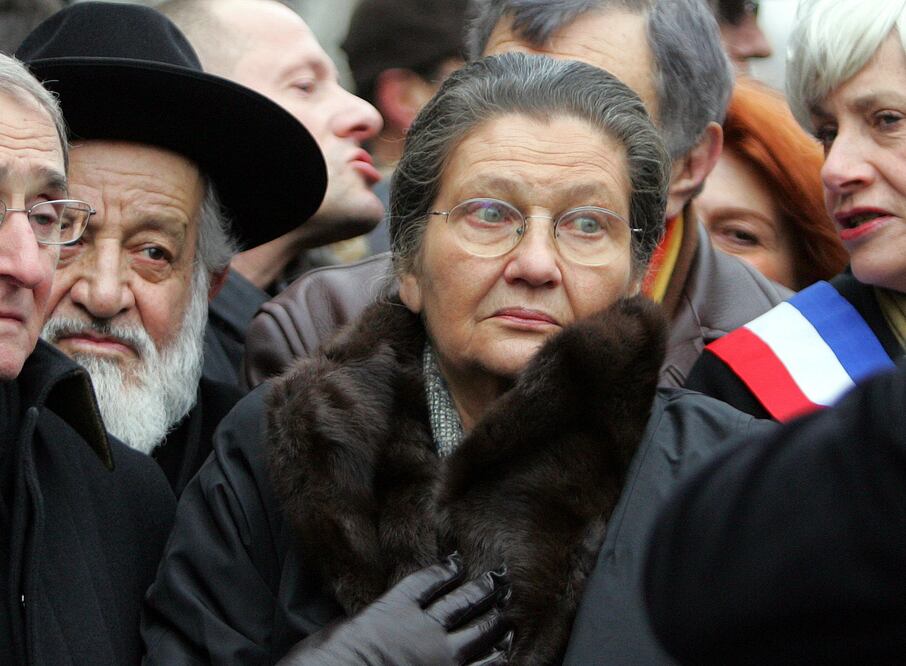 Simone Veil durante una marcha en París en contra del racismo y el antisemitismo en febrero de 2006. FOTO: REUTERS