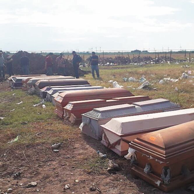 En el panteón Domingo de Ramos fueron inhumados los cuerpos de 12 hombres y una mujer, precisó el vicefiscal del Istmo, José Matus. FISCALÍA GENERAL DE OAXACA