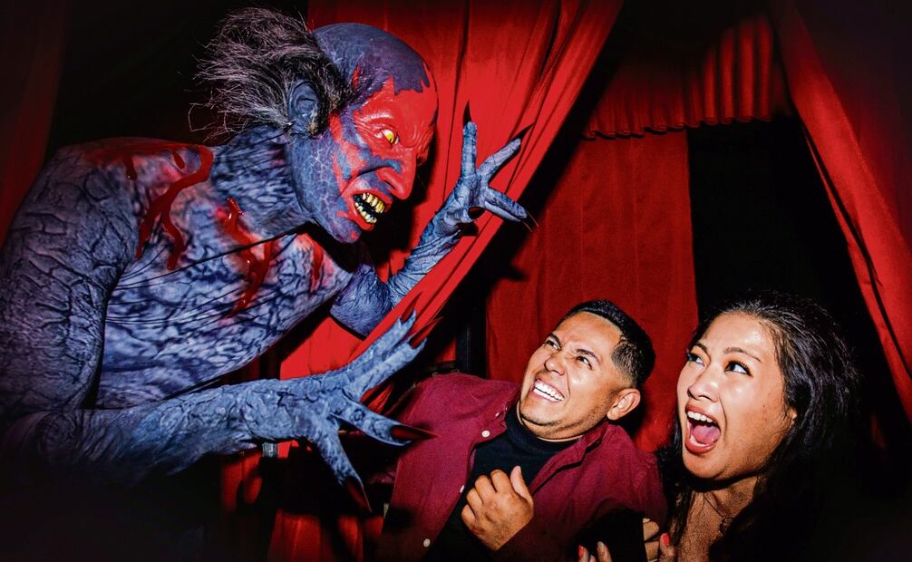 El público asistente vive una aterradora experiencia con los personajes de Insidious. Foto: Universal Studios