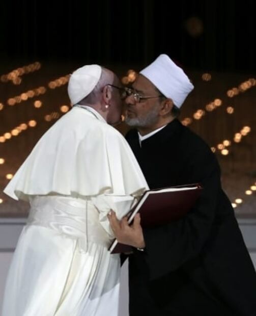 Con beso, Papa y el imán de Al-Azhar sellan pacto de fraternidad