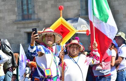 Impiden a indígenas pasar a templete para entregar bastón de mando a AMLO