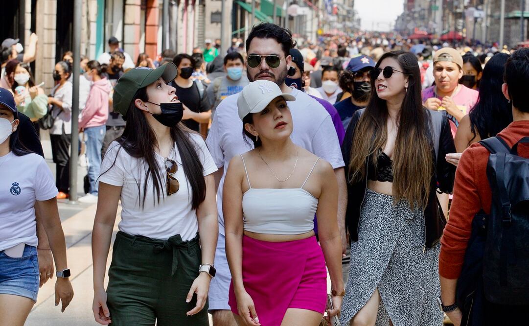 Víctor Evangelista es uno de los tantos visitantes a la Alameda que acudieron en familia o solos, sin el cubrebocas. Foto: German Espinosa