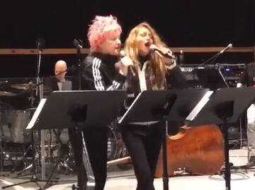 Paulina Rubio comparte escenario con Cyndi Lauper